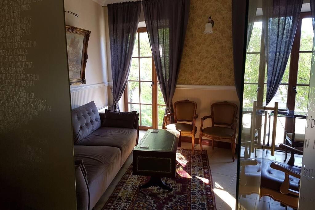 Barrister'S Apartments With Fireplace โชเล ภายนอก รูปภาพ